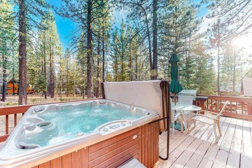 The Bears Lair House with Private Hot Tub & Tahoe Donner Passes – khách sạn tại Prosser Lake Heights