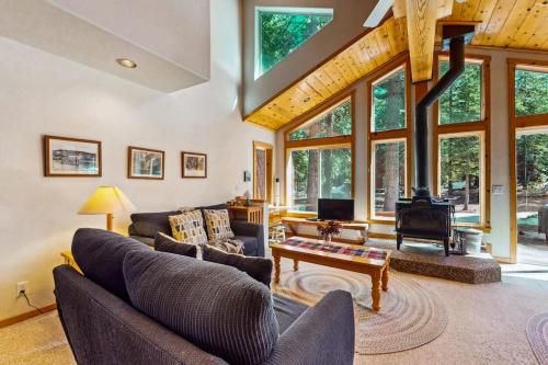 Dog-friendly cabin with pool & hot tub - near hiking & skiing – khách sạn tại Northwoods