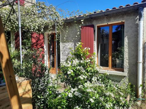 Hotelli välisilme, Petit studio avec jardin à 10 mn d'Avignon (Petit studio avec jardin a 10 mn d'Avignon) in Entraigues-sur-la-Sorgue