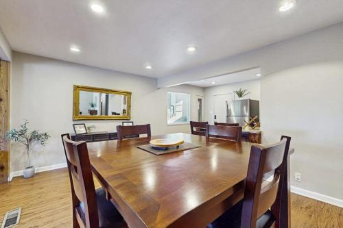 Edgewood Retreat - Hot Tub Golf Course Views & Walk to Stateline in 斯泰特萊恩