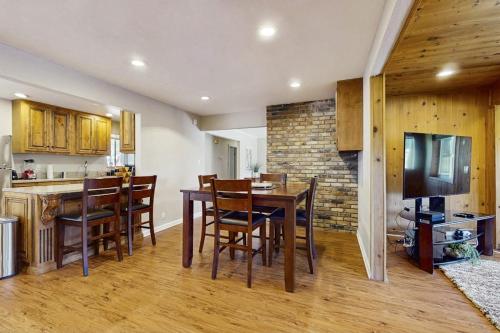 Edgewood Retreat - Hot Tub Golf Course Views & Walk to Stateline in 斯泰特萊恩