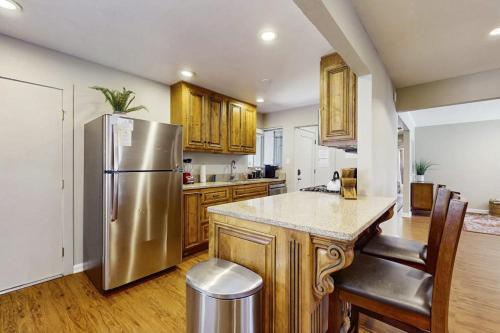 Edgewood Retreat - Hot Tub Golf Course Views & Walk to Stateline in 斯泰特萊恩