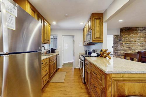 Edgewood Retreat - Hot Tub Golf Course Views & Walk to Stateline in 斯泰特萊恩