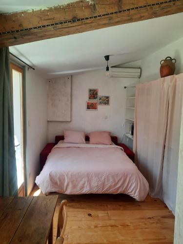 Petit studio avec jardin à 10 mn d'Avignon (Petit studio avec jardin a 10 mn d'Avignon) in Entraigues-sur-la-Sorgue