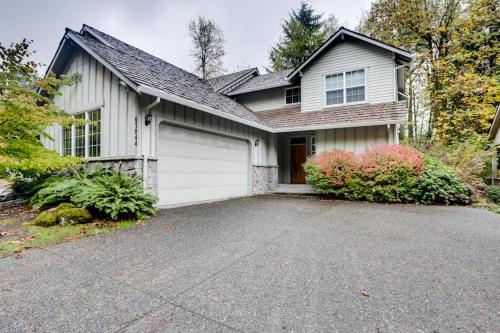 Mountain lodge with hot tub & pool - close to golf & skiing in Mt Hood Village (OR)