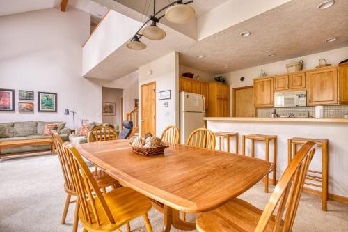 Mountain lodge with hot tub & pool - close to golf & skiing in Mt Hood Village (OR)