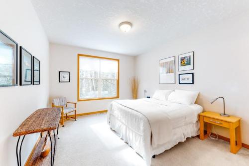 Mountain lodge with hot tub & pool - close to golf & skiing in Mt Hood Village (OR)