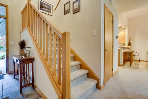 Mountain lodge with hot tub & pool - close to golf & skiing in Mt Hood Village (OR)