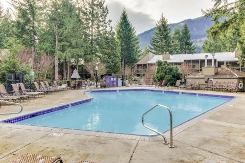 Mountain lodge with hot tub & pool - close to golf & skiing in Mt Hood Village (OR)