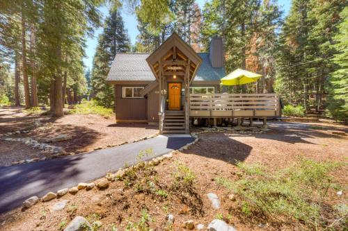 Cabin in the woods close to beach & skiing with grill fireplace deck & W&D