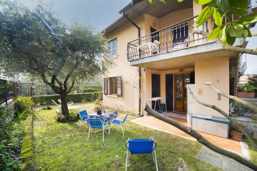Casa Carla-con giardino,vicino al centro e lago AC