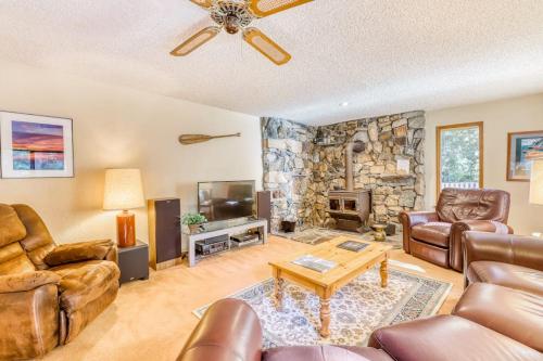 Family-friendly home with a beautiful yard & deck - close to the lake & ski slopes in Homewood (CA)