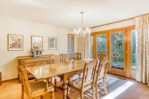 Family-friendly home with a beautiful yard & deck - close to the lake & ski slopes in Homewood (CA)