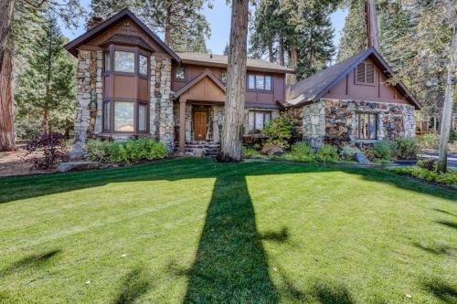 Family-friendly home with a beautiful yard & deck - close to the lake & ski slopes in Homewood (CA)