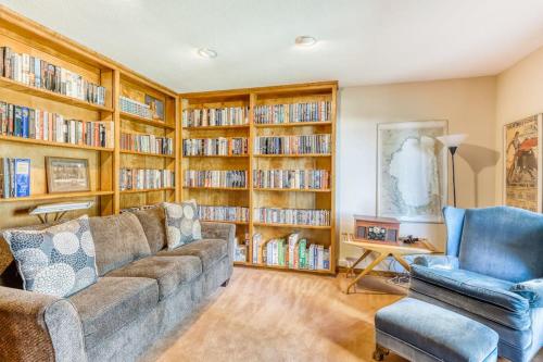 Family-friendly home with a beautiful yard & deck - close to the lake & ski slopes in Homewood (CA)