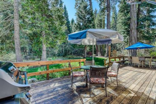 Family-friendly home with a beautiful yard & deck - close to the lake & ski slopes in Homewood (CA)