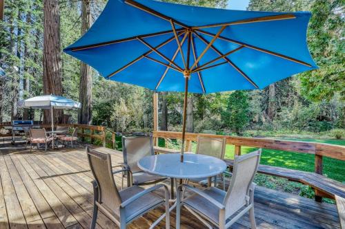 Family-friendly home with a beautiful yard & deck - close to the lake & ski slopes in Homewood (CA)