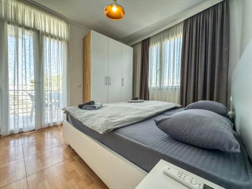 401 Blue Syri Apartment - image 5