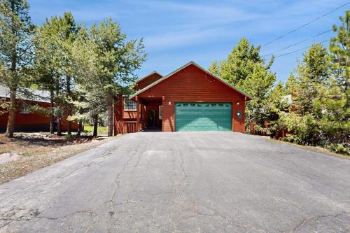 Woodland Retreat with Private Multi-Level Deck & Backyard Creek – khách sạn tại Northwoods