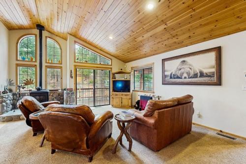 Charming mountain home with game room decks and stunning views – khách sạn tại Northwoods