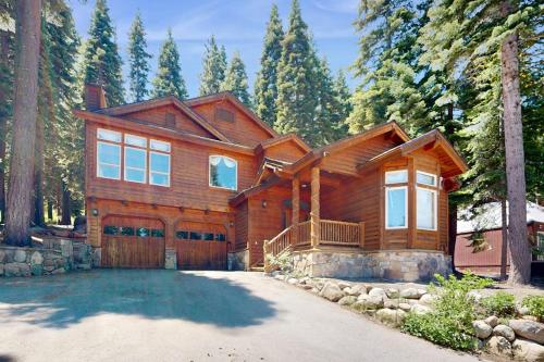 Wooded Luxury at Modern Tahoe Donner Retreat with Private Deck in the Pines – khách sạn tại Prosser Lake Heights