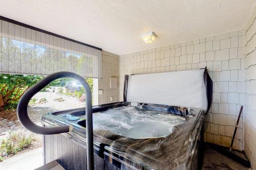 Waterfront home with amazing views & hot tub - public water access 1 mile away in 沃爾德波特