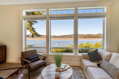 Waterfront home with amazing views & hot tub - public water access 1 mile away in 沃爾德波特