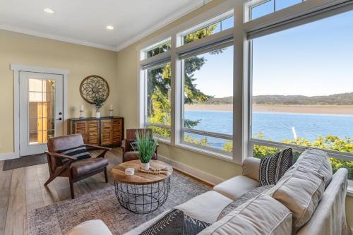 Waterfront home with amazing views & hot tub - public water access 1 mile away in 沃爾德波特