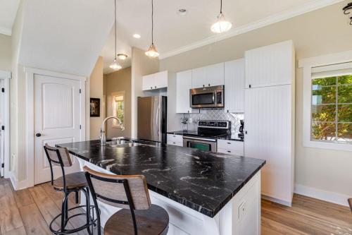 Waterfront home with amazing views & hot tub - public water access 1 mile away in 沃爾德波特