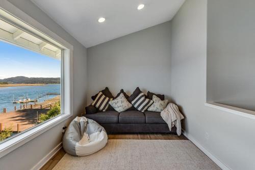 Waterfront home with amazing views & hot tub - public water access 1 mile away in 沃爾德波特