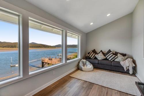 Waterfront home with amazing views & hot tub - public water access 1 mile away in 沃爾德波特