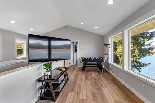 Waterfront home with amazing views & hot tub - public water access 1 mile away in 沃爾德波特