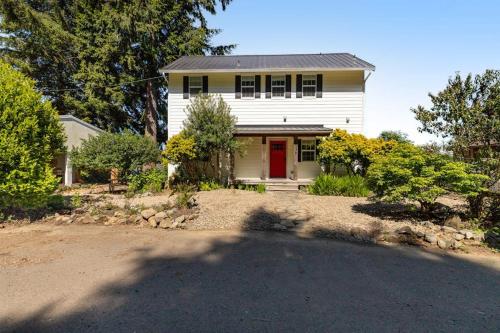 Waterfront home with amazing views & hot tub - public water access 1 mile away in 沃爾德波特