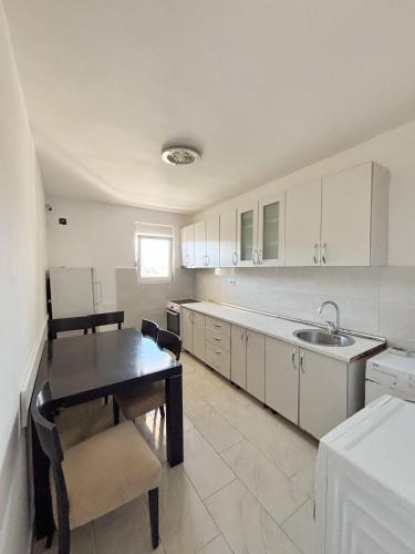 Dapur, Vega's Hostel in Tivat