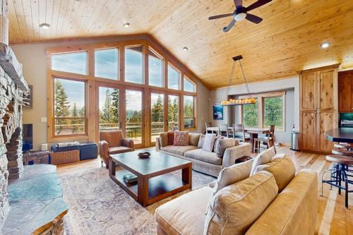 Gorgeous dog-friendly home with private hot tub shared pool & mountain views – khách sạn tại Prosser Lake Heights