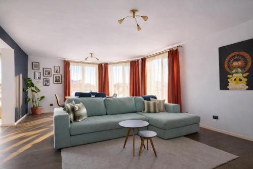 4 Bedroom Apartment for 8 Guests, 2 Bathrooms, Free Parking – khách sạn tại Dâmbul Rotund