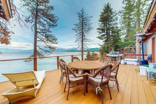 Lakefront gem with private beach - perfect for ski lease & summer break – khách sạn tại Camp Richardson