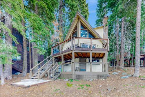 Superb lakefront home with mountain & lake views fireplace tennis & washer&dryer – khách sạn tại Armstrong