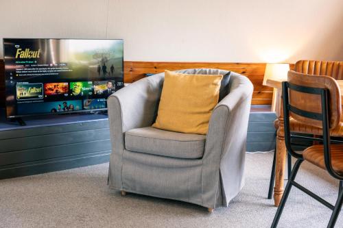 1 Bedroom Cabin with Mountain & Loch Views - Quiet Location between Glencoe & Ben Nevis in Onich