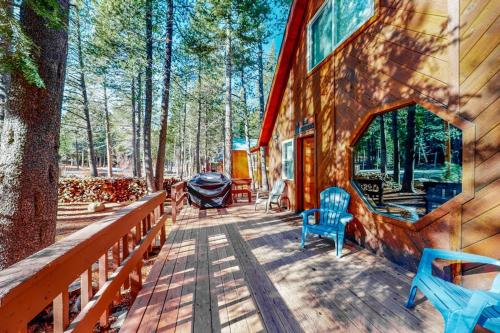 Cozy mountain retreat with deck shared pool-hot tub-sauna – khách sạn tại Northwoods