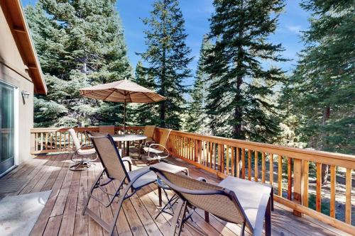 Updated Retreat - Fireplace Large Deck & Grill - Near Rec Center & Eateries – khách sạn tại Northwoods