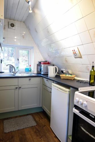 1 Bedroom Cabin with Mountain & Loch Views - Quiet Location between Glencoe & Ben Nevis in Onich