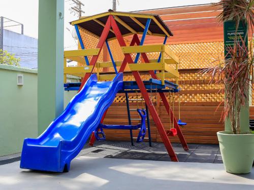 Playground, Pousada Nosso Lar - Opte sem ou com Cafe, Estacionamento e a uma Quadra da Praia in Guaruja