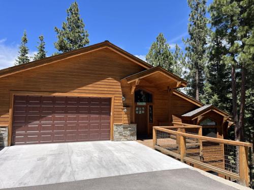 Six-story home among the pines with multiple fireplaces decks & pool table – khách sạn tại Prosser Dam