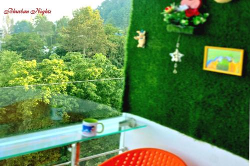 Bhurban Nights - High Floor Glass Bed View - Murree Bhurban in Bhurban