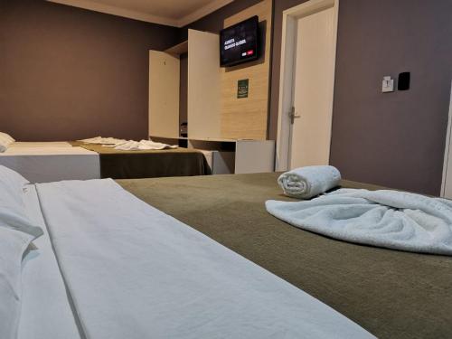 1 double bed, 2 twin beds