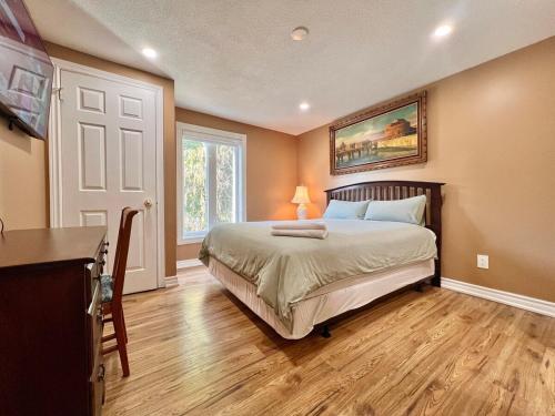 Cozy Home Near Transit & Hillcrest Mall with Free Parking in Richmond Hill