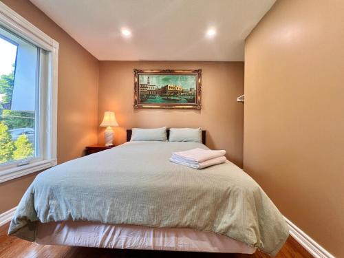 Cozy Home Near Transit & Hillcrest Mall with Free Parking in Richmond Hill
