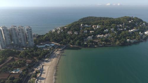 Beach, Pousada Nosso Lar - Opte sem ou com Cafe, Estacionamento e a uma Quadra da Praia in Guaruja