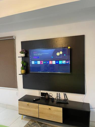 Studio apartment with rooftop and pool access – khách sạn tại Kosofe